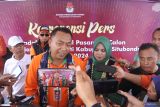 Bakal calon Bupati Situbondo Yusuf Rio Wahyu Prayogo (kedua kiri) dan bakal calon Wakil Bupati Ulfiyah (kedua kanan) menjawab pertanyaan wartawan usai mendaftarkan diri di KPU Kabupaten Situbondo, Jawa Timur, Kamis (29/8/2024). Pasangan Yusuf Rio Wahyu Prayogo-Ulfiyah diusung tujuh partai politik, yaitu PKB, PPP, Patai Golkar, Partai Hanura, PSI, Partai Nasdem dan PDI Perjuangan. Antara Jatim/Seno/um 