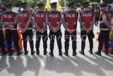 Sejumlah polisi melakukan pengamanan saat pendaftaran Pilkada 2024 di Komisi Pemilihan Umum (KPU) Provinsi Kalimantan Timur, di Samarinda, Kamis (29/8/2024). Polresta Samarinda akan mengerahkan sebanyak 895 personel dalam pengamanan Pilkada Kaltim 2024. Antara Kaltim/M Risyal Hidayat