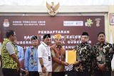 Ketua Komisi Pemilihan Umum (KPU) Provinsi Kalimantan Timur Fahmi Idris (kedua kanan) menerima berkas pendaftaran dari Ketua tim pemenagan bakal calon Gubernur Kaltim Rudy Mas'ud dan bakal calon Wakil Gubernur Seno Aji, Hasanuddin Mas'ud (ketiga kanan) saat mendaftar di KPU Provinsi Kaltim, di Samarinda, Kamis (29/8/2024). Pasangan Rudy Mas'ud-Seno Aji resmi mendaftarkan diri sebagai peserta Pilkada Kaltim 2024 dengan dukungan dari partai politik yang tergabung dalam Koalisi Indonesia Maju (KIM) Plus. Antara Kaltim/M Risyal Hidayat