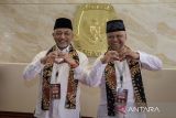 Pasangan bakal calon Gubernur dan Wakil Gubernur Jawa Barat Ahmad Syaikhu (kiri) dan Ilham Habibie (kanan) berpose saat pendaftaran di Kantor KPU Jawa Barat, Bandung, Kamis (29/8/2024). Pasangan Ahmad Syaikhu dan Ilham Habibie yang berslogan Jabar Asih tersebut resmi mendaftarkan diri sebagai peserta Pilgub Jawa Barat 2024 dengan diusung PKS, Partai Nasdem dan PPP. ANTARA FOTO/Novrian Arbi/agr