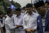 Pasangan bakal calon Gubernur dan Wakil Gubernur Banten Andra Soni (kedua kiri) dan Dimyati Natakusumah (kedua kanan) menyapa pendukungnya sebelum melakukan pendaftaran di Kantor KPU Provinsi Banten, Kota Serang, Banten, Kamis (29/8/2024). Andra Soni dan Dimyati Natakusumah resmi mendaftarkan diri sebagai peserta Pilgub Banten 2024 dengan dukungan delapan partai yakni Gerindra, PKS, Demokrat, NasDem, PKB, PAN,  PSI dan PPP. ANTARA FOTO/Angga Budhiyanto/gp