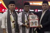 Ketua KPU Provinsi Banten Mohamad Ihsan (kanan) menerima berkas pendaftaran pencalonan pasangan bakal calon Gubernur dan Wakil Gubernur Banten Andra Soni (kedua kanan) dan Dimyati Natakusumah (kedua kiri) saat pendaftaran di Kantor KPU Provinsi Banten, Kota Serang, Banten, Kamis (29/8/2024). Andra Soni dan Dimyati Natakusumah resmi mendaftarkan diri sebagai peserta Pilgub Banten 2024 dengan dukungan delapan partai yakni Gerindra, PKS, Demokrat, NasDem, PKB, PAN,  PSI dan PPP. ANTARA FOTO/Angga Budhiyanto/gp