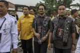 Pasangan bakal calon Wali Kota dan Wakil Wali Kota Cilegon Robinsar (kanan) dan Fajar Hadi Prabowo (kedua kanan) menyapa pendukungnya sebelum mendaftar di Kantor Komisi Pemilihan Umum (KPU) Kota Cilegon, Banten, Kamis (29/8/2024). Pasangan Robinsar dan Fajar Hadi Prabowo yang diusung Partai Golkar, Demokrat, PPP, PDI, Gelora, dan lima partai non parlemen resmi mendaftarkan diri sebagai calon Wali Kota dan Wakil Wali Kota Cilegon pada Pilkada 2024 mendatang, keduanya akan berhadapan dengan pasangan Helldy Agustian - Alawi Mahmud dan  Isro Mi'raj - Nurrotul Uyun yang telah mendaftar sebelumnya. ANTARA FOTO/Angga Budhiyanto/gp