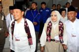 Bakal calon Bupati Sidoarjo Subandi (kiri) dan bakal calon Wakil Bupati Mimik Idayana (tengah) mendaftarkan diri di KPU Sidoarjo, Jawa Timur, Kamis (29/8/2024). Pasangan Subandi-Mimik Idayana mendaftarkan diri sebagai bakal calon Bupati dan Wakil Bupati Sidoarjo yang diusung Partai Gerindra, Golkar, Demokrat serta beberapa parpol dari non-parlemen. Antara Jatim/Umarul Faruq/mas