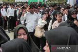 Sejumlah pencari kerja antre mengikuti bursa kerja di Gedung Juang, Kota Sukabumi, Jawa Barat, Kamis (29/8/2024). Menteri Ketenagakerjaan Ida Fauziyah mengatakan pemerintah optimistis menurunkan tingkat pengangguran pada 2025 dengan target kisaran 4,5-5 persen dari 4,8 persen yang tercatat pada 2024. ANTARA FOTO/Henry Purba/agr