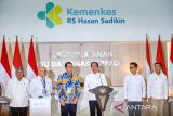 Presiden Joko Widodo (tengah) didampingi Menteri Kesehatan Budi Gunadi Sadikin (kedua kanan), Menteri PUPR Basuki Hadimuljono (kiri), PJ Gubernur Jawa Barat Bey Machmudin (kanan) dan Direktur Utama Rumah Sakit Hasan Sadikin (RSHS) Rachim Dinata Marsidi (ketiga kiri) memberikan kata sambutan saat peresmian Pusat Pelayanan Ibu dan Anak Terpadu di RSHS, Bandung, Jawa Barat, Kamis (29/8/2024). Dalam kunjungan kerjanya, Presiden Joko Widodo berkesempatan meresmikan Gedung Pusat Pelayanan Kesehatan Ibu dan Anak yang ditujukan untuk memperkuat pelayanan kesehatan bagi masyarakat, terutama dalam menekan angka kematian ibu dan angka kematian bayi. ANTARA FOTO/Raisan Al Farisi/agr