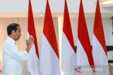 Presiden Joko Widodo menyapa pegawai usai meresmikan Pusat Pelayanan Ibu dan Anak Terpadu di RSHS, Bandung, Jawa Barat, Kamis (29/8/2024). Dalam kunjungan kerjanya, Presiden Joko Widodo berkesempatan meresmikan Gedung Pusat Pelayanan Kesehatan Ibu dan Anak yang ditujukan untuk memperkuat pelayanan kesehatan bagi masyarakat, terutama dalam menekan angka kematian ibu dan angka kematian bayi. ANTARA FOTO/Raisan Al Farisi/agr