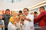 Presiden Joko Widodo berfoto dengan pegawai usai meresmikan Pusat Pelayanan Ibu dan Anak Terpadu di RSHS, Bandung, Jawa Barat, Kamis (29/8/2024). Dalam kunjungan kerjanya, Presiden Joko Widodo berkesempatan meresmikan Gedung Pusat Pelayanan Kesehatan Ibu dan Anak yang ditujukan untuk memperkuat pelayanan kesehatan bagi masyarakat, terutama dalam menekan angka kematian ibu dan angka kematian bayi. ANTARA FOTO/Raisan Al Farisi/agr