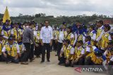 Presiden Joko Widodo (tengah) didampingi Menteri PUPR Basuki Hadimuljono (kanan) menyapa pegawai PUPR saat peresmian Bendungan Leuwikeris, di Kabupaten Tasikmalaya, Jawa Barat, Kamis (29/8/2024). Bendungan Leuwikeris yang memiliki volume daya tampung bendungan sekitar 81 juta meter kubik air untuk mengairi daerah irigasi seluas 11.200 hektare itu dibangun sejak tahun 2016 dengan menelan anggaran sebesar Rp3,5 triliun. ANTARA FOTO/Adeng Bustomi/agr