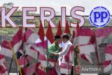 Presiden Joko Widodo bersalaman dengan tokoh agama saat peresmian Bendungan Leuwikeris, di Kabupaten Tasikmalaya, Jawa Barat, Kamis (29/8/2024). Bendungan Leuwikeris yang memiliki volume daya tampung bendungan sekitar 81 juta meter kubik air untuk mengairi daerah irigasi seluas 11.200 hektare itu dibangun sejak tahun 2016 dengan menelan anggaran sebesar Rp3,5 triliun. ANTARA FOTO/Adeng Bustomi/agr