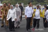 Presiden Joko Widodo (kedua kanan) didampingi Ibu Negara Iriana Joko Widodo (kiri) dan Menteri PUPR Basuki Hadimuljono (kanan) meninjau Bendungan saat peresmian Bendungan Leuwikeris, di Kabupaten Tasikmalaya, Jawa Barat, Kamis (29/8/2024). Bendungan Leuwikeris yang memiliki volume daya tampung bendungan sekitar 81 juta meter kubik air untuk mengairi daerah irigasi seluas 11.200 hektare itu dibangun sejak tahun 2016 dengan menelan anggaran sebesar Rp3,5 triliun. ANTARA FOTO/Adeng Bustomi/agr