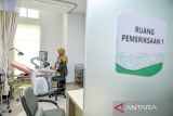 Petugas mengoperasikan alat USG di ruang pemeriksaan Pusat Pelayanan Ibu dan Anak Terpadu usai diresmikan di Rumah Sakit Hasan Sadikin, Bandung, Jawa Barat, Kamis (29/8/2024). Pusat Pelayanan Kesehatan Ibu dan Anak yang ditujukan untuk memperkuat pelayanan kesehatan bagi masyarakat, terutama dalam menekan angka kematian ibu dan angka kematian bayi tersebut memiliki kapasitas 490 kamar tidur dengan sejumlah pelayanan unggulan, salah satunya adalah program bayi tabung. ANTARA FOTO/Raisan Al Farisi/agr