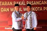 Bakal calon Wali Kota Pontianak Edi Kamtono (kiri) berjabat tangan dengan bakal calon Wakil Wali Kota Pontianak Bahasan (kanan) usai mendaftar di Kantor KPU Kota Pontianak, di Pontianak, Kalimantan Barat, Kamis (29/8/2024). Pasangan Edi Kamtono dan Bahasan resmi mendaftarkan diri sebagai peserta Pilwako Kota Pontianak 2024 yang diusung 10 partai yaitu PDIP, Gerindra, PPP, Partai Ummat, Perindo, PSI, PAN, Nasdem, Hanura, PBB. ANTARA FOTO/Jessica Wuysang/rwa.