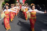 Seniman menampilkan parade budaya saat mengiringi pasangan bakal calon Gubernur Bali Wayan Koster dan bakal calon Wakil Gubernur Bali I Nyoman Giri Prasta mendaftar ke KPU Bali, di Denpasar, Kamis (29/8/2024). Pendaftaran pasangan bakal calon Gubernur Bali Wayan Koster dan Wakil Gubernur Bali I Nyoman Giri Prasta diiringi parade budaya dan simpatisan sebanyak 2.500 orang. ANTARA FOTO/Nyoman Hendra Wibowo/wsj.