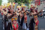 Seniman menampilkan parade budaya saat mengiringi pasangan bakal calon Gubernur Bali Wayan Koster dan bakal calon Wakil Gubernur Bali I Nyoman Giri Prasta mendaftar ke KPU Bali, di Denpasar, Kamis (29/8/2024). Pendaftaran pasangan bakal calon Gubernur Bali Wayan Koster dan Wakil Gubernur Bali I Nyoman Giri Prasta diiringi parade budaya dan simpatisan sebanyak 2.500 orang. ANTARA FOTO/Nyoman Hendra Wibowo/wsj.