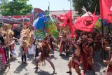 Seniman menampilkan parade budaya saat mengiringi pasangan bakal calon Gubernur Bali Wayan Koster dan bakal calon Wakil Gubernur Bali I Nyoman Giri Prasta mendaftar ke KPU Bali, di Denpasar, Kamis (29/8/2024). Pendaftaran pasangan bakal calon Gubernur Bali Wayan Koster dan Wakil Gubernur Bali I Nyoman Giri Prasta diiringi parade budaya dan simpatisan sebanyak 2.500 orang. ANTARA FOTO/Nyoman Hendra Wibowo/wsj.