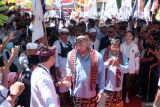 Bakal calon Gubernur Bali Made Muliawan Arya alias De Gadjah (tengah) dan bakal calon Wakil Gubernur Bali Putu Agus Suradnyana (kedua kanan) berjalan memasuki area kantor KPU Bali saat pendaftaran pasangan calon Gubernur dan Wakil Gubernur Provinsi Bali di Denpasar, Bali, Kamis (29/8/2024). Made Muliawan Arya alias De Gadjah dan Agus Suradnyana diusung Partai Golkar, Gerindra, Partai Demokrat, Partai NasDem, PAN, Partai Garuda, PKN, dan PSI. ANTARA FOTO/Nyoman Hendra Wibowo/wsj.