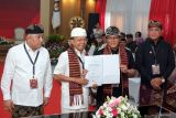 Ketua KPU Bali I Dewa Agung Gede Lidartawan (kiri) bersama Ketua Bawaslu Bali I Putu Agus Tirta Suguna (kanan) menyaksikan pasangan bakal calon Gubernur Bali Wayan Koster (kedua kiri) dan bakal calon Wakil Gubernur Bali I Nyoman Giri Prasta (kedua kanan) menunjukkan surat pernyataan naskah visi, misi, dan program saat pendaftaran pasangan calon Gubernur dan Wakil Gubernur Provinsi Bali di KPU Bali, Denpasar, Bali, Kamis (29/8/2024). Pasangan bakal calon Gubernur Bali Wayan Koster dan bakal calon Wakil Gubernur Bali I Nyoman Giri Prasta diusung oleh PDI Perjuangan beserta koalisi delapan partai politik pendukung lainnya pada Pilkada 2024. ANTARA FOTO/Nyoman Hendra Wibowo/wsj.