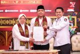 Ketua KPU Jatim Aang Kunaifi (kanan) menerima surat pernyataan visi, misi, dan program bakal calon Gubernur dan Wakil Gubernur Jawa Timur Tri Rismaharini (kiri) dan KH Zahrul Azhar Asumta (tengah) saat pendaftaran di Kantor KPU Provinsi Jawa Timur, Surabaya, Jawa Timur, Kamis (29/8/2024). Pasangan Tri Rismaharini dan KH Zahrul Azhar Asumta mendaftarkan diri sebagai peserta Pilgub Jatim 2024 dengan dukungan dari partai PDIP. Antara Jatim/Rizal Hanafi/um