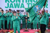 Pj Gubernur Jatim Adhy Karyono (kiri) menyerahkan bendera logo Provinsi Jatim kepada Ketua KONI Jatim Muhammad Nabil (kanan) saat acara pelepasan kontingen Jatim untuk PON XXI Aceh-Sumut di Gedung Negara Grahadi, Surabaya, Jawa Timur, Jumat (30/8/2024). Pemprov dan KONI Jatim melepas 884 atlet dan 291 pelatih yang akan berlaga di 63 cabang olahraga pada PON XXI Aceh-Sumut. Antara Jatim/Rizal Hanafi/um