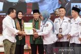 Ketua KPU Jawa Barat Ummi Wahyuni (ketiga kanan) menerima berkas pendaftaran dari pimpinan partai untuk pasangan bakal calon Gubernur dan Wakil Gubernur Jawa Barat Acep Adang (ketiga kiri) dan Gitalis Dwi Natarina (kedua kiri) saat pendaftaran di Kantor KPU Jawa Barat, Bandung, Kamis (29/8/2024) malam. PKB resmi mendaftarkan Acep Adang Ruhiyat dan Gita Dwi Natarina di Pilgub Jawa Barat 2024 yang Keduanya merupakan kader PKB. ANTARA FOTO/Novrian Arbi/agr