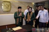 Pasangan bakal calon Gubernur dan Wakil Gubernur Jawa Barat Acep Adang (kiri) dan Gitalis Dwi Natarina (kedua kiri) memberi salam saat pendaftaran di Kantor KPU Jawa Barat, Bandung, Kamis (29/8/2024) malam. PKB resmi mendaftarkan Acep Adang Ruhiyat dan Gita Dwi Natarina di Pilgub Jawa Barat 2024 yang Keduanya merupakan kader PKB. ANTARA FOTO/Novrian Arbi/agr