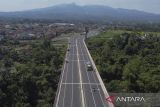 Foto udara kendaraan melintas di Jembatan Ciloseh, Kota Tasikmalaya, Jawa Barat, Jumat (30/8/2024). Kementerian PUPR telah membangun Jembatan Ciloseh pada tahun 2021-2022 yang menghabiskan anggaran sebesar Rp112 miliar yang ditujukan untuk meningkatkan konektivitas dan aksesibilitas menuju bandara dan pusat kota Tasikmalaya serta memperlancar aktivitas dan mobilitas orang dan barang. ANTARA FOTO/Adeng Bustomi/agr