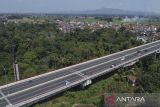 Foto udara kendaraan melintas di Jembatan Ciloseh, Kota Tasikmalaya, Jawa Barat, Jumat (30/8/2024). Kementerian PUPR telah membangun Jembatan Ciloseh pada tahun 2021-2022 yang menghabiskan anggaran sebesar Rp112 miliar yang ditujukan untuk meningkatkan konektivitas dan aksesibilitas menuju bandara dan pusat kota Tasikmalaya serta memperlancar aktivitas dan mobilitas orang dan barang. ANTARA FOTO/Adeng Bustomi/agr