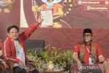 Ketua DPD PDIP Jabar Ono Surono (kanan) didampingi Wakil Ketua DPD PDIP Jawa Barat Abdy Yuhana (kiri) menunjukkan berkas administrasi saat mendaftarkan pasangan bakal calon Gubernur dan Wakil Gubernur Jawa Barat Jeje Wiradinata dan Ronal Surapradja di Kantor KPU Jawa Barat, Bandung, Jawa Barat, Kamis (29/8/2024) malam. PDIP resmi mendaftarkan Jeje Wiradinata dan Ronal Surapradja yang hadir secara daring untuk Pilgub Jawa Barat 2024. ANTARA FOTO/Novrian Arbi/agr
