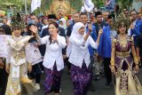 Pasangan bakal calon Wali Kota dan Wakil Wali Kota Kediri Ferry Silviana Feronica (kedua kanan) dan Regina Nadya Suwono (kedua kiri) menyapa pendukungnya saat berjalan kaki menuju gedung KPU untuk mendaftar sebagai calon kepala daerah di Kota Kediri, Jawa Timur, Kamis (29/8/2024). Bakal Calon Wali Kota Kediri Ferry Silviana Feronica yang merupakan istri dari mantan Wali Kota Kediri Abdullah Abu Bakar tersebut berpasangan dengan Regina Nadya Suwono maju pada bursa Pilkada Kota Kediri 2024 diusung oleh PAN dan Nasdem. Antara Jatim/Prasetia Fauzani/um