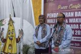 Bakal calon Wali Kota Tasikmalaya Viman Alfarizi Ramadhan (kanan) dan bakal calon wakil Wali Kota Tasikmalaya Diky Candra (kiri) memberikan keterangan kepada wartawan seusai mendaftarkan diri di KPU Kota Tasikmalaya, Jawa Barat, Kamis (29/8/2024). Viman dan Diky resmi mendaftarkan diri sebagai peserta Pilkada Kota Tasikmalaya yang diusung Partai Gerindra, Nasdem, PBB, Partai Gelora, dan Partai Ummat. ANTARA FOTO/Adeng Bustomi/agr