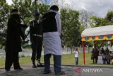 Terpidana pelanggaran Qanun Syariat Islam (kanan) menjalani hukuman cambuk di Masjid Agung Al-Munawarah di  Kota Jantho, Kabupaten Aceh Besar, Aceh, Jumat (30/8/2024).  Mahkamah Syariah setempat menjatuhkan hukuman cambuk kepada enam terpidana pelanggaran Syariat Islam dalam kasus judi online masing masing dua hingga delapan kali cambuk setelah dipotong masa tahanan.  ANTARA FOTO/Ampelsa.