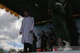 Terpidana pelanggaran Qanun Syariat Islam (kiri) menjalani hukuman cambuk di Masjid Agung Al-Munawarah di  Kota Jantho, Kabupaten Aceh Besar, Aceh, Jumat (30/8/2024).  Mahkamah Syariah setempat menjatuhkan hukuman cambuk kepada enam terpidana pelanggaran Syariat Islam dalam kasus judi online masing masing dua hingga delapan kali cambuk setelah dipotong masa tahanan.  ANTARA FOTO/Ampelsa.