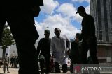 Terpidana pelanggaran Qanun Syariat Islam (tengah) menaiki panggung untuk menjalani cambuk di Masjid Agung Al-Munawarah di  Kota Jantho, Kabupaten Aceh Besar, Aceh, Jumat (30/8/2024).  Mahkamah Syariah setempat menjatuhkan hukuman cambuk kepada enam terpidana pelanggaran Syariat Islam dalam kasus judi online masing masing dua hingga delapan kali cambuk setelah dipotong masa tahanan.  ANTARA FOTO/Ampelsa.