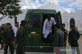 Terpidana pelanggaran Qanun Syariat Islam (tengah) turun dari mobil tahanan untuk menjalani hukuman cambuk di Masjid Agung Al-Munawarah di  Kota Jantho, Kabupaten Aceh Besar, Aceh, Jumat (30/8/2024).  Mahkamah Syariah setempat menjatuhkan hukuman cambuk kepada enam terpidana pelanggaran Syariat Islam dalam kasus judi online masing masing dua hingga delapan kali cambuk setelah dipotong masa tahanan.  ANTARA FOTO/Ampelsa.