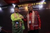 Bakal calon Gubernur Kalimantan Barat Ria Norsan (kiri) berjabatan tangan dengan bakal calon Wakil Gubernur Kalimantan Barat Krisantus Kurniawan (kanan) usai mendaftar di Kantor KPU Kalbar di Pontianak, Kalimantan Barat, Kamis (29/8/2024). Pasangan Ria Norsan dan Krisantus Kurniawan resmi mendaftarkan diri sebagai peserta Pilgub 2024 dengan diusung PDIP, Partai Hanura, dan Partai Persatuan Pembangunan. ANTARA FOTO/Jessica Wuysang/tom. 