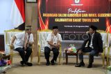 Ketua KPU Provinsi Kalimantan Barat Muhammad Syarifuddin Budi (kanan) berbincang dengan bakal calon Gubernur Kalimantan Barat Muda Mahendrawan (tengah) dan bakal calon Wakil Gubernur Kalimantan Barat Jakius Sinyor (kiri) di sela pendaftaran di Kantor KPU Kalbar, di Pontianak, Kalimantan Barat, Kamis (29/8/2024). Pasangan Muda Mahendrawan dan Jakius Sinyor resmi mendaftarkan diri sebagai peserta Pemilihan Gubernur dan Wakil Gubernur Kalimantan Barat 2024 yang diusung Partai Kebangkitan Bangsa, Partai Gelora, Partai Kebangkitan Nusantara, Partai Ummat, Partai Bulan Bintang, dan Partai Buruh. ANTARA FOTO/Jessica Wuysang/tom.