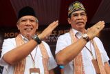 Bakal calon Gubernur Kalimantan Barat Muda Mahendrawan (kiri) dan bakal calon Wakil Gubernur Kalimantan Barat Jakius Sinyor (kanan) memperlihatkan salam menanjak saat mendaftar di Kantor KPU Kalbar, di Pontianak, Kalimantan Barat, Kamis (29/8/2024). Pasangan Muda Mahendrawan dan Jakius Sinyor resmi mendaftarkan diri sebagai peserta Pemilihan Gubernur dan Wakil Gubernur Kalimantan Barat 2024 yang diusung Partai Kebangkitan Bangsa, Partai Gelora, Partai Kebangkitan Nusantara, Partai Ummat, Partai Bulan Bintang, dan Partai Buruh. ANTARA FOTO/Jessica Wuysang/tom. 