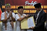 
Ketua KPU Provinsi Kalimantan Barat Muhammad Syarifuddin Budi (kanan) menyerahkan surat tanda terima berkas pendaftaran kepada bakal calon Gubernur Kalimantan Barat Muda Mahendrawan (tengah) dan bakal calon Wakil Gubernur Kalimantan Barat Jakius Sinyor (kiri) saat melakukan pendaftaran di Kantor KPU Kalbar, di Pontianak, Kalimantan Barat, Kamis (29/8/2024). Pasangan Muda Mahendrawan dan Jakius Sinyor resmi mendaftarkan diri sebagai peserta Pemilihan Gubernur dan Wakil Gubernur Kalimantan Barat 2024 yang diusung Partai Kebangkitan Bangsa, Partai Gelora, Partai Kebangkitan Nusantara, Partai Ummat, Partai Bulan Bintang, dan Partai Buruh. ANTARA FOTO/Jessica Wuysang/tom.
