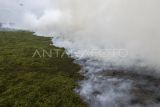 Foto udara helikopter milik BNPB terbang untuk melakukan pamadaman di lahan yang terbakar di Desa Rantau Panjang, Muaro Jambi, Jambi, Kamis (29/8/2024). Sulitnya akses menuju titik api yang telah menghanguskan sedikitnya 1.000 hekater lahan di tiga desa meliputi Rantau Panjang, Rondang, dan Londrang itu memaksa petugas memaksimalkan pemadaman lewat udara. ANTARA FOTO/Wahdi Septiawan/tom.