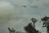 Helikopter milik BNPB terbang untuk memadamkan api kebakaran lahan di Desa Rantau Panjang, Muaro Jambi, Jambi, Kamis (29/8/2024). Sulitnya akses menuju titik api yang telah menghanguskan sedikitnya 1.000 hekater lahan di tiga desa meliputi Rantau Panjang, Rondang, dan Londrang itu memaksa petugas memaksimalkan pemadaman lewat udara. ANTARA FOTO/Wahdi Septiawan/tom.
