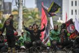 Massa yang tergabung dalam Koalisi Ojol Nasional (KON) berunjuk rasa di Jalan Medan Merdeka Barat, Jakarta, Kamis (29/8/2024). Kemenkominfo berkomitmen untuk mencari solusi yang adil dan akan segera bertemu dengan aplikator untuk membahas tuntutan pengemudi ojek daring dan kurir. ANTARA FOTO/Muhammad Ramdan/rwa.