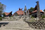 Suasana gereja Puhsarang bergaya arsitektur perpaduan Jawa dengan Eropa di Desa Puhsarang, Kediri, Jawa Timur, Jumat (30/8/2024). Kementerian Pendidikan, Kebudayaan, Riset, dan Teknologi (Kemendikbudristek) secara resmi telah menetapkan gereja katolik yang dibangun pada tahun 1936 oleh Romo Jan Wolters CM dan dirancang oleh arsitek Henri Maclaine Pont tersebut sebagai cagar budaya tingkat nasional. Antara Jatim/Prasetia Fauzani/um