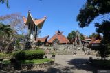 Suasana gereja Puhsarang bergaya arsitektur perpaduan Jawa dengan Eropa di Desa Puhsarang, Kediri, Jawa Timur, Jumat (30/8/2024). Kementerian Pendidikan, Kebudayaan, Riset, dan Teknologi (Kemendikbudristek) secara resmi telah menetapkan gereja katolik yang dibangun pada tahun 1936 oleh Romo Jan Wolters CM dan dirancang oleh arsitek Henri Maclaine Pont tersebut sebagai cagar budaya tingkat nasional. Antara Jatim/Prasetia Fauzani/um