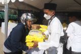 Warga membeli beras stabilisasi pasokan dan harga pangan (SPHP) seharga Rp57 ribu per kemasan lima kilogram saat operasi pasar murah di Kota Kediri, Jawa Timur, Jumat (30/8/2024). Operasi pasar yang diselenggarakan Bank Indonesia bekerjasama dengan Bulog tersebut menyediakan sejumlah kebutuhan pokok berharga murah sebagai upaya mengendalikan inflasi pada level wajar. Antara Jatim/Prasetia Fauzani/um