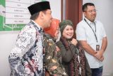 Bakal calon Gubernur dan Wakil Gubernur Jatim yang diusung PKB Luluk Nur Hamidah (kedua kanan) dan Lukmanul Khakim (kanan) bersama bakal calon Gubernur dan Wakil Gubernur Jatim yang diusung PDIP dan Hanura Tri Rismaharini (kedua kiri) dan Zahrul Azhar Asumta (kiri) menunggu untuk menjalani pemeriksaan kesehatan di Gedung Soetomo Transplant Organ Center (STOC) RSUD Dr Soetomo, Surabaya, Jawa Timur, Sabtu (31/8/2024). Pasangan bakal calon gubernur dan wakil gubernur Risma - Gus Hans dan Luluk - Lukman menjalani pemeriksaan kesehatan sebagai kelengkapan persyaratan untuk maju dalam Pilkada 2024. Antara Jatim/Rizal Hanafi/um