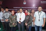 Ketua KPU Jatim Aang Kunaifi (tengah) bersama Bakal calon Gubernur dan Wakil Gubernur Jatim yang diusung PKB Luluk Nur Hamidah (ketiga kanan) dan Lukmanul Khakim (kanan) serta bakal calon Gubernur dan Wakil Gubernur Jatim yang diusung PDIP dan Hanura Tri Rismaharini (ketiga kiri) dan Zahrul Azhar Asumta (kedua kiri) menjawab pertanyaan wartawan di sela menjalani pemeriksaan kesehatan di Gedung Soetomo Transplant Organ Center (STOC) RSUD Dr Soetomo, Surabaya, Jawa Timur, Sabtu (31/8/2024). Pasangan bakal calon gubernur dan wakil gubernur Risma - Gus Hans dan Luluk - Lukman menjalani pemeriksaan kesehatan sebagai kelengkapan persyaratan untuk maju dalam Pilkada 2024. Antara Jatim/Rizal Hanafi/um