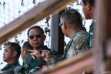 Panglima TNI Jenderal TNI Agus Subiayanto (kiri) meninjau Latihan Gabungan Bersama Super Garuda Shield 2024 di Puslatpurmar 5 Baluran, Karang Tekok, Situbondo, Jawa Timur, Sabtu (31/8/2024). Latihan Operasi gabungan yang melibatkan berbagai matra Angkatan bersenjata seperti Angkatan Darat, Angkatan Laut dan Angkatan Udara dari beberapa negara peserta latihan itu, untuk melaksanakan serangan terkoordinasi dan terintegrasi menggunakan berbagai platform militer seperti pesawat tempur, kapal perang, Artileri dan pasukan darat dalam satu operasi terpadu. Antara Jatim/Budi Candra Setya/um