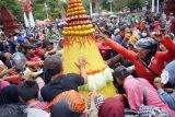 Warga berebut aneka sajian dalam tradisi purak tumpeng agung di pelataran pendopo Kabupaten Trenggalek, Jawa Timur, Sabtu (31/8/2024). Ritual purak tumpeng itu digelar di akhir rangkaian kirab budaya memperingati HUT ke-830 Kabupaten Trenggalek. Antara Jatim/Destyan Sujarwoko/um