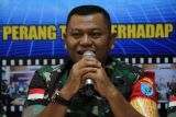 Danrem 121/Abw Brigjen TNI Luqman Arief memaparkan kronologis kejadian tentang penggagalan penyelundupan ekstasi saat jumpa pers di Pontianak, Kalimantan Barat, Jumat (30/8/2024). Brigjen TNI Luqman Arief mengatakan Satgas Pamtas RI-Malaysia Yonkav 12/Beruang Cakti telah berhasil menggagalkan penyelundupan 38.218 butir ekstasi, 700 butir pil Happy Five dan 579,8 gram sabu dari Malaysia di Semunying dan Jagoi Babang di Kabupaten Bengkayang berkat laporan warga yang tergabung dalam Radar Embrio Anti Narkoba yang digagas Korem 121/Abw. ANTARA FOTO/Jessica Wuysang